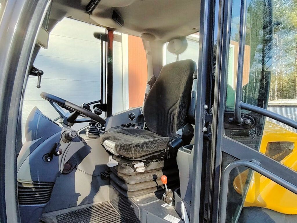 pyöräkuormaajan ohjaamo